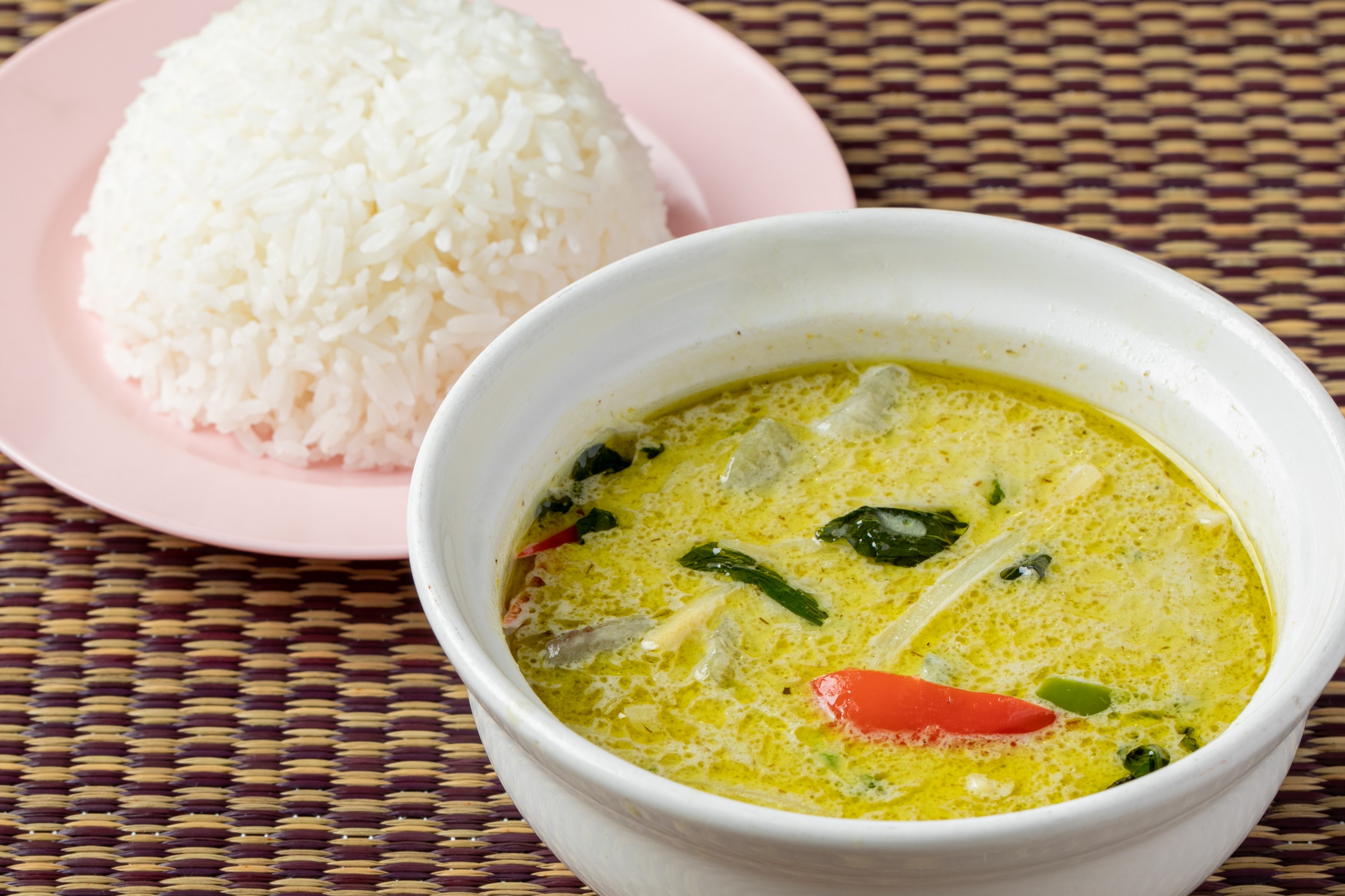 鶏肉のグリーンカレーとジャスミンライス