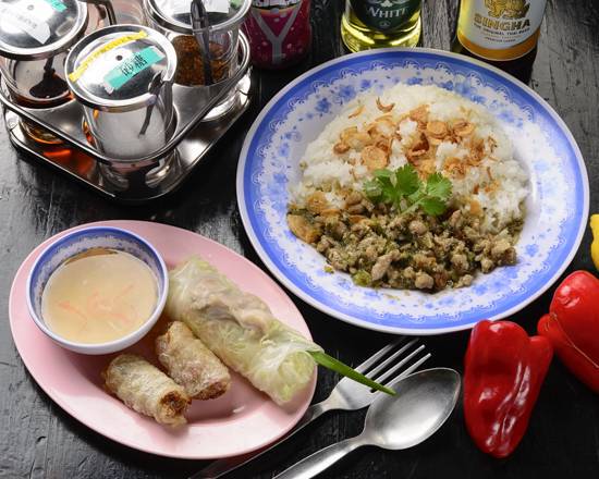 200円お得・ハーブいっぱい鶏そぼろごはんと生春巻き1本と揚げ春巻2本セット
