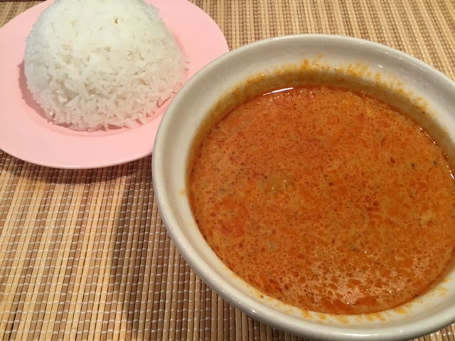 鶏肉のマッサマンカレーとジャスミンライス